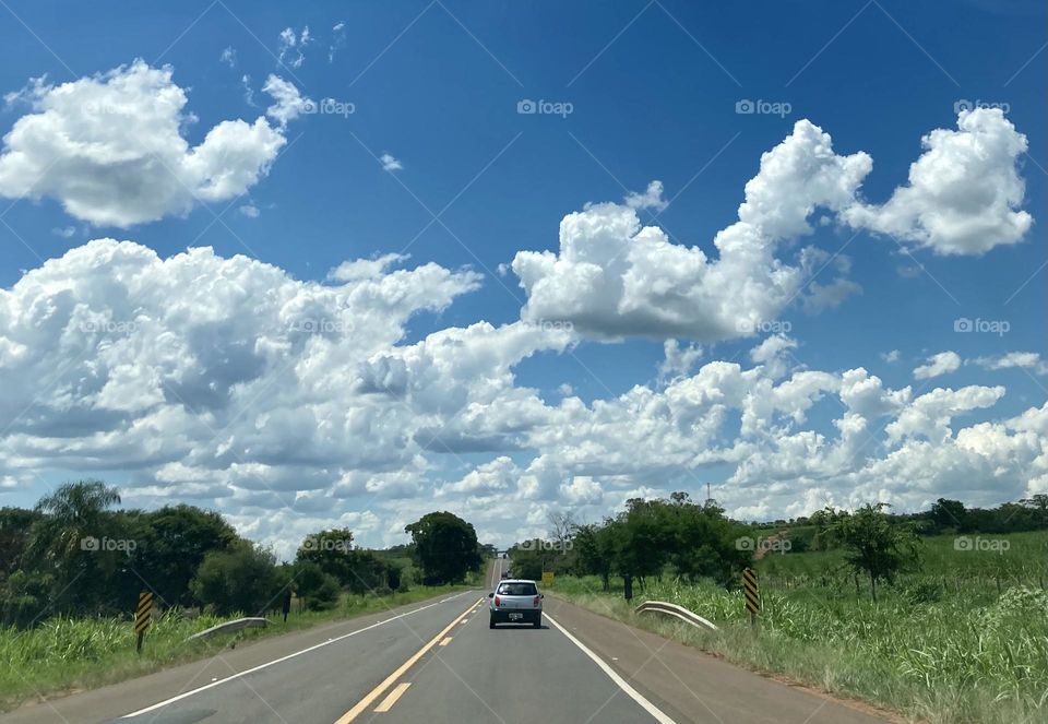 Ontem, uma 2ª feira de “mochileiro”.

Enfim, descansando alguns dias com a família, atravessando o Interior Paulista.

Aqui, na estrada, a 37ºC em Severínia-SP!