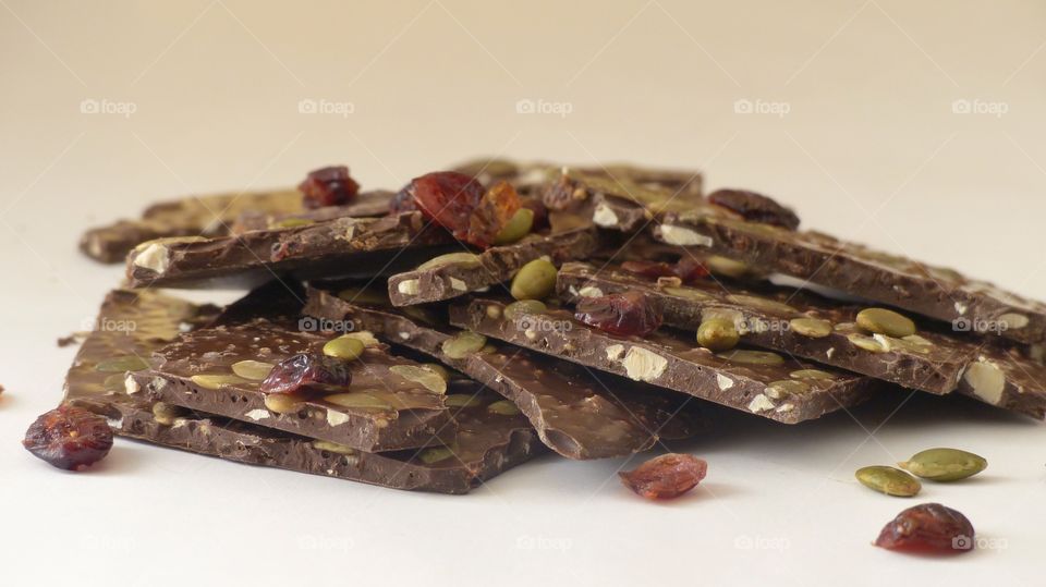 Dark chocolate bark with cranberries and sunflower seeds