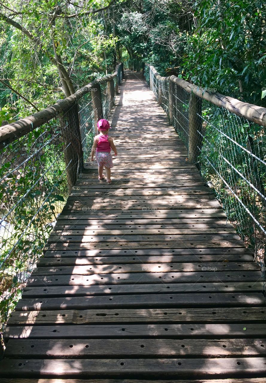 Minha filha Maria Estela passeando sob a ponte do Parque Botânico Eloy Chaves. Uma imagem bem bacana!