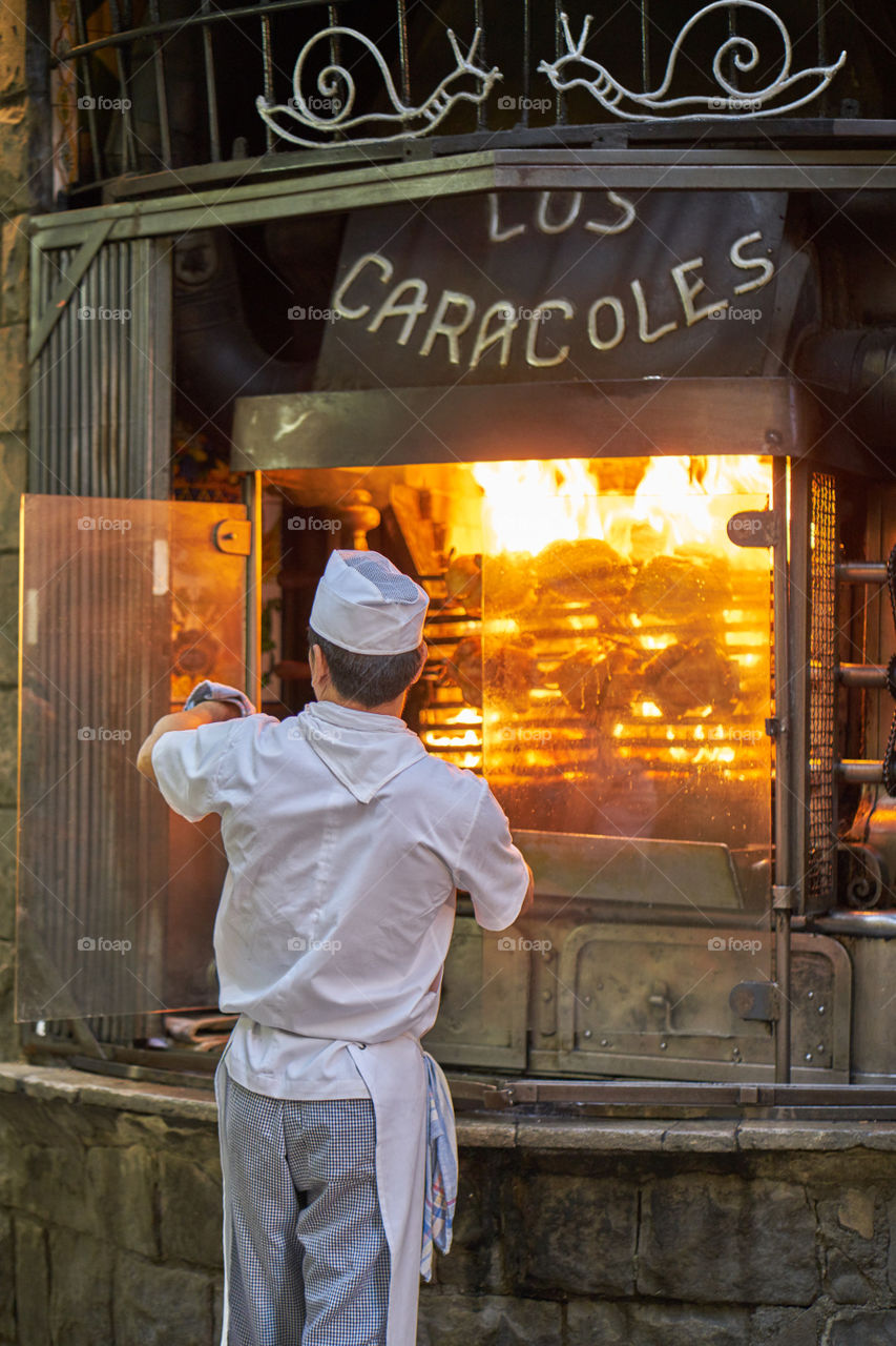 Asador callejero en el casco antiguo de Barcelona. 