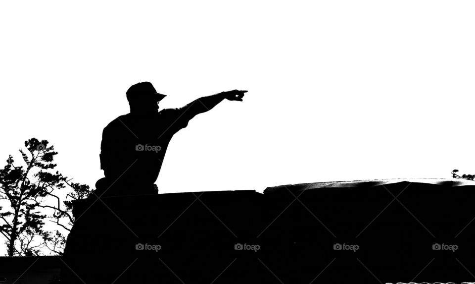 Silhouette of pallet Director pointing to the right