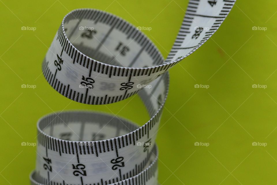 Massband mit grünem Hintergrund