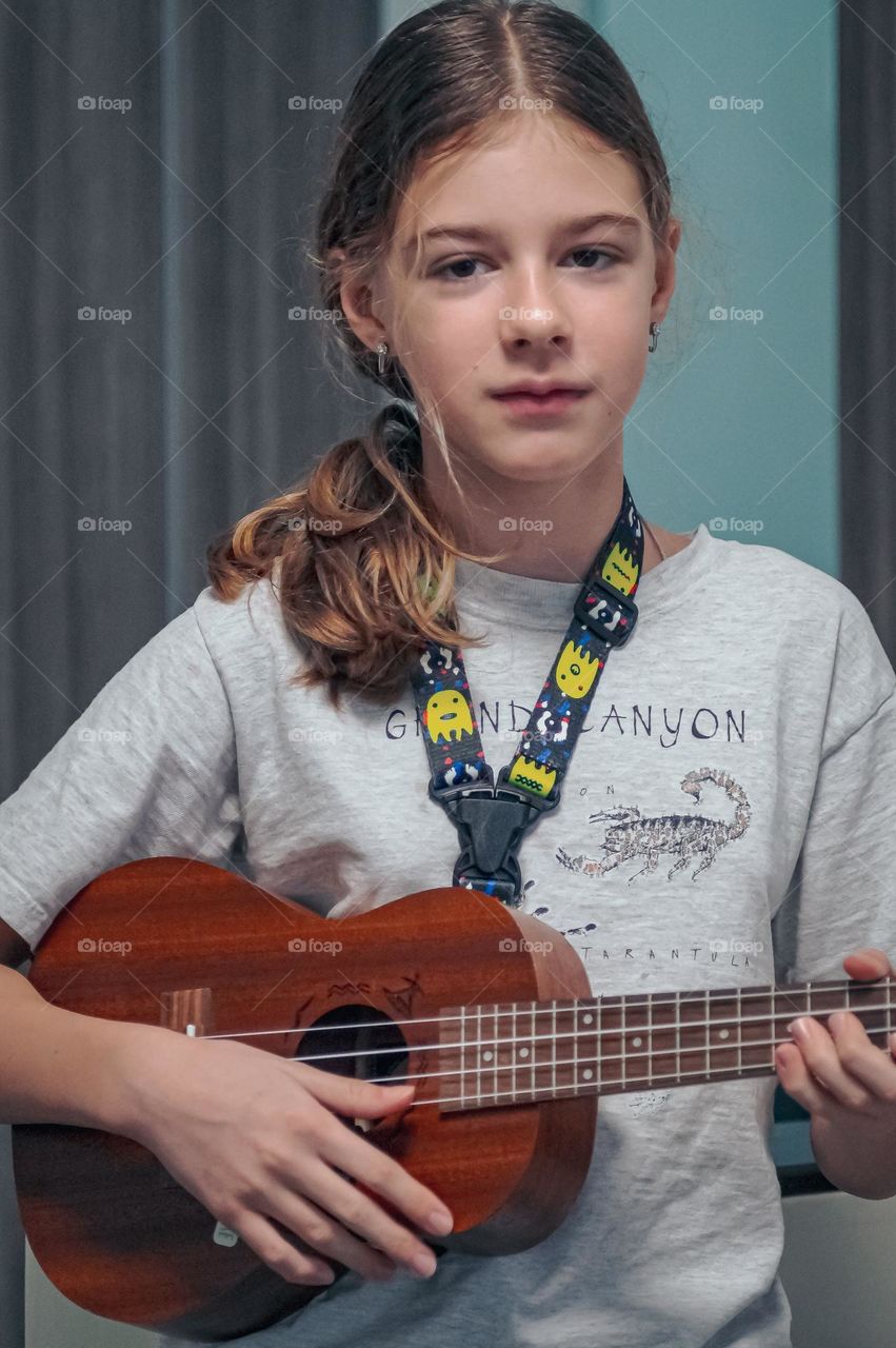 Girl playning on ukulele