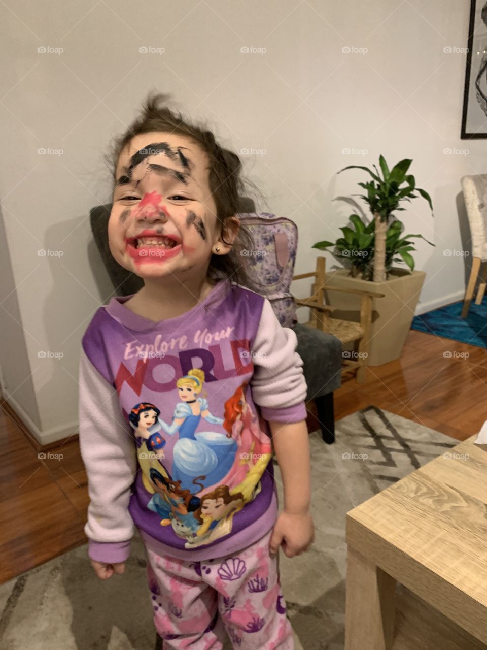 Niña feliz y pintada