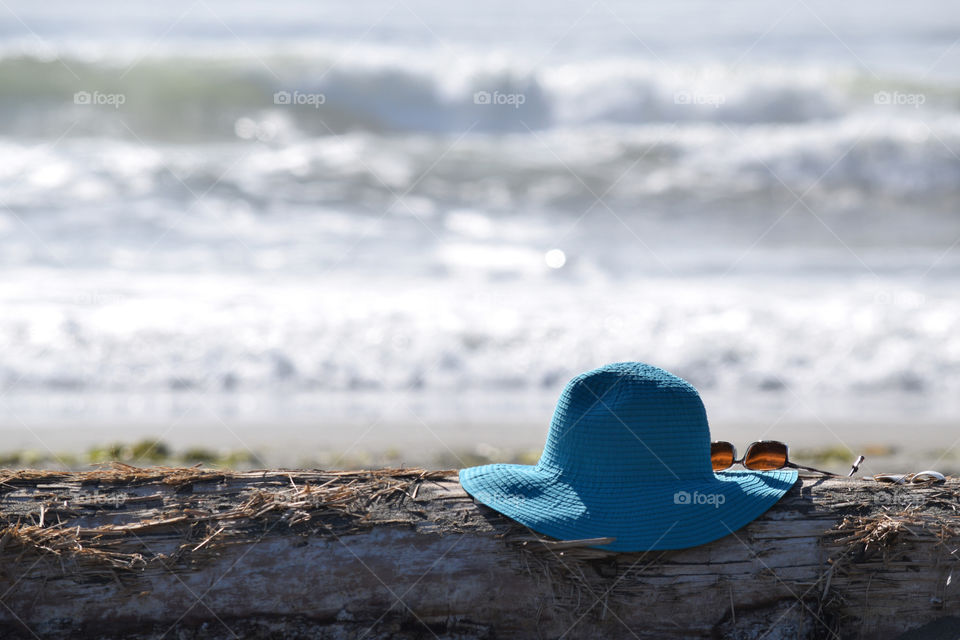 Blue hat by the beach 