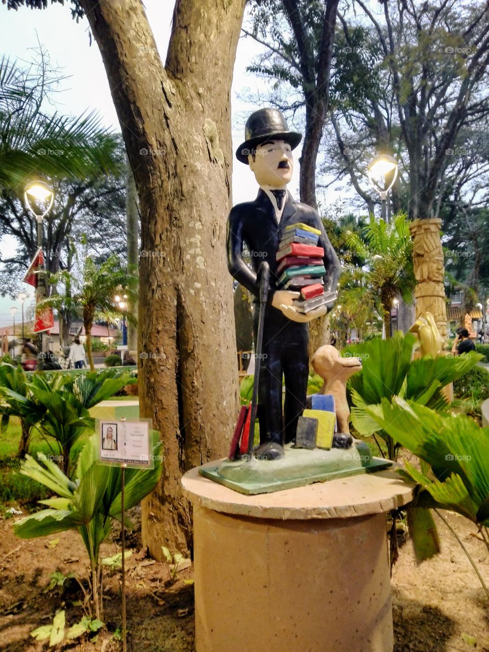 Escultura do Charles Chaplin, Praça Embu das Artes-SP