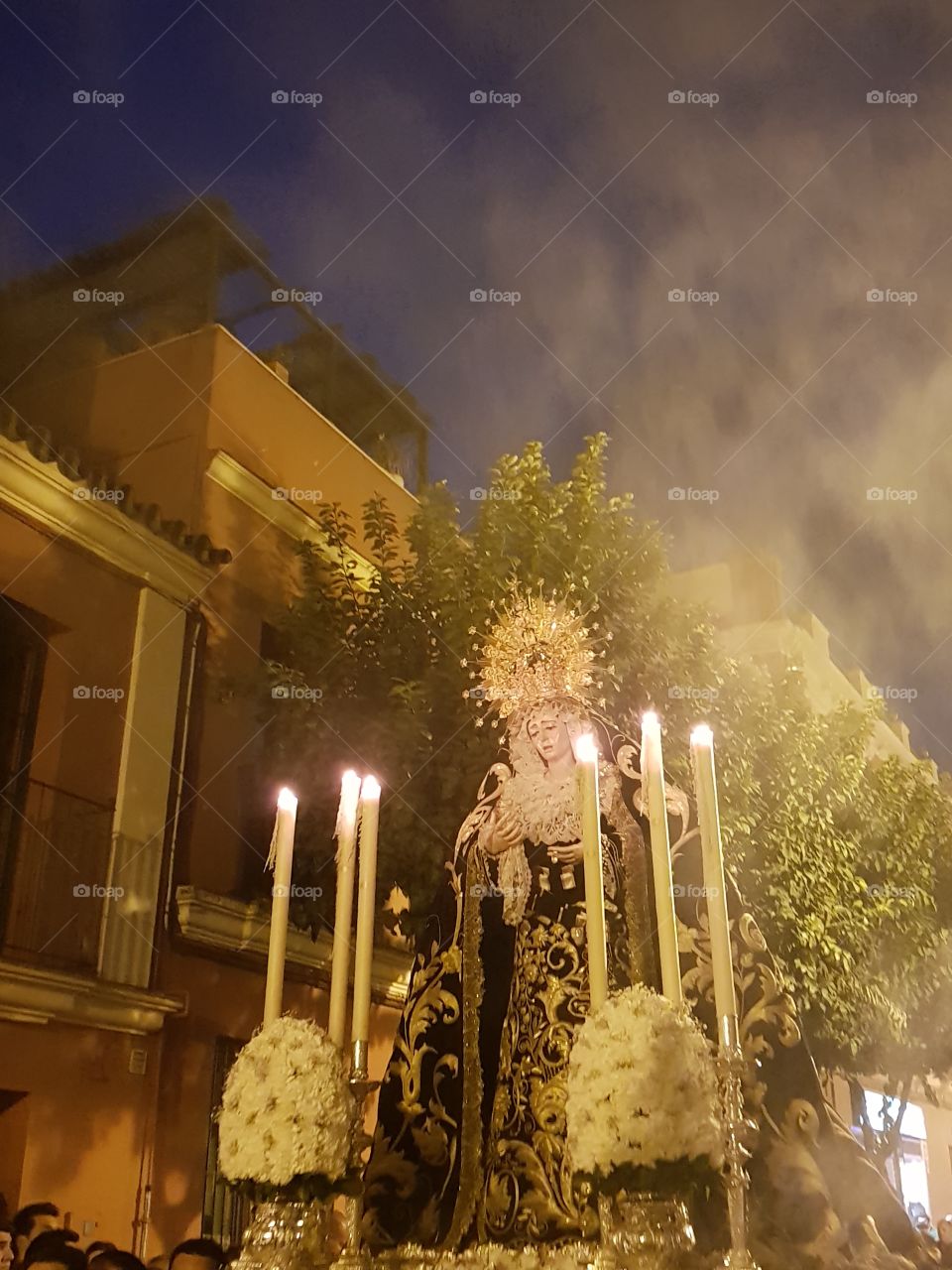 el humo del incienso envuelve a la Virgen de la Estrella en SEVILLA triana es arte... religion ... tradición