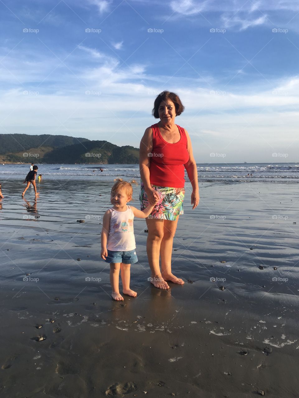 Família: o Porto Seguro da nossa vida! Aqui, a vovó Lalá com minha filha Estela, curtindo a praia de Santos-SP. 🇧🇷/ Family: Safe Harbor of our life! Here, Grandma Lalá with my daughter Estela, enjoying the beach of Santos-SP. 🇺🇸