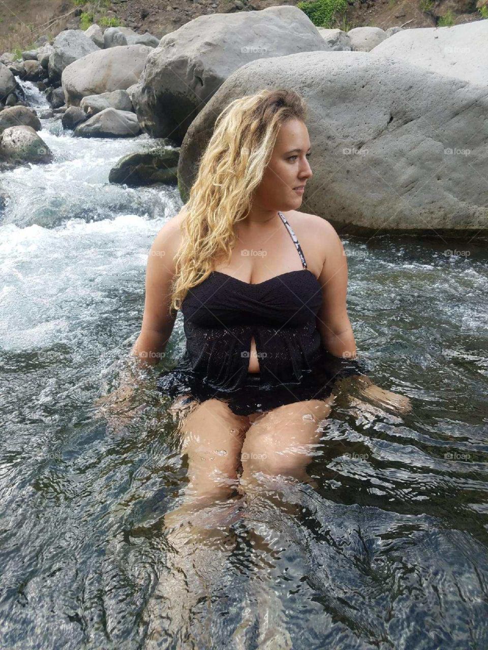 After an intense hike, taking a dip in the cold Iao Valley does the muscles some good. 