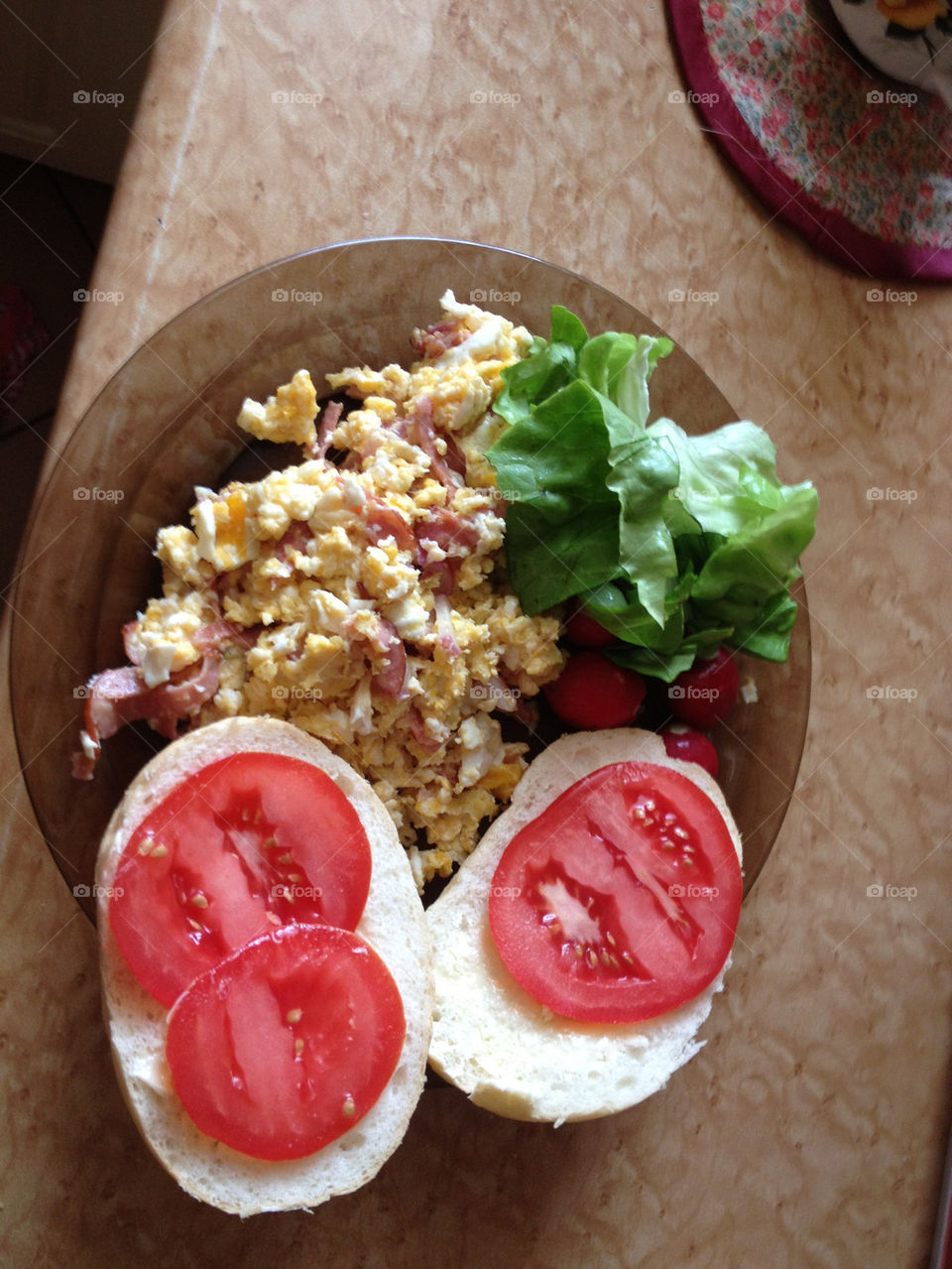 pomidor jajecznica kanapki sniadanie by delus7