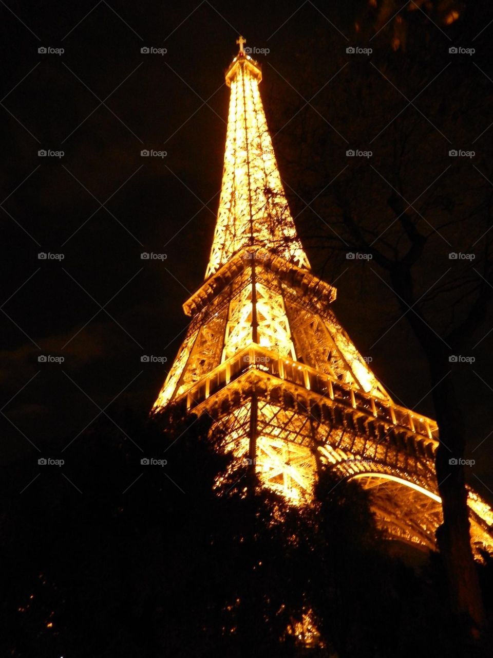 Eiffel Tower foto taken at night 