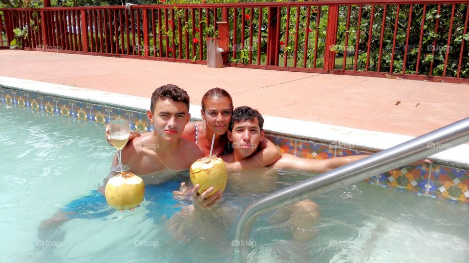 En la piscina con agua de coco