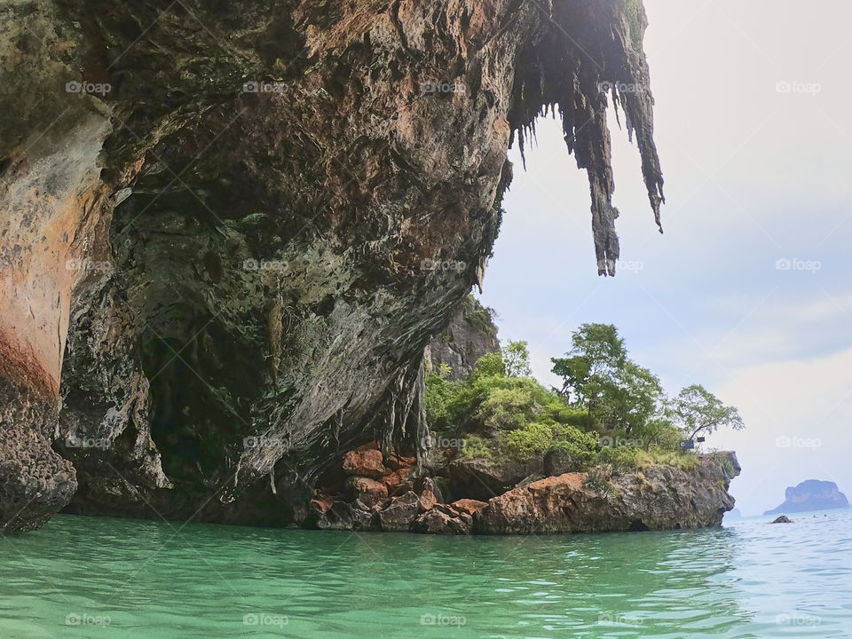 Rocas con formas extrañas en el agua