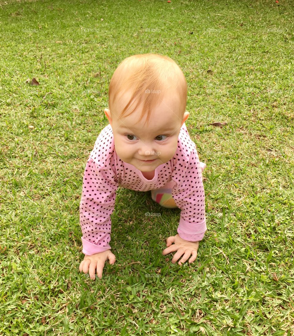 FOAP MISSIONS - 🇺🇸 People of the world?  How about our little baby crawling?  A small person with a giant smile! / 🇧🇷 Pessoas do mundo? Que tal nossa bebezinha engatinhando? Uma pequena pessoa com um sorriso gigante!