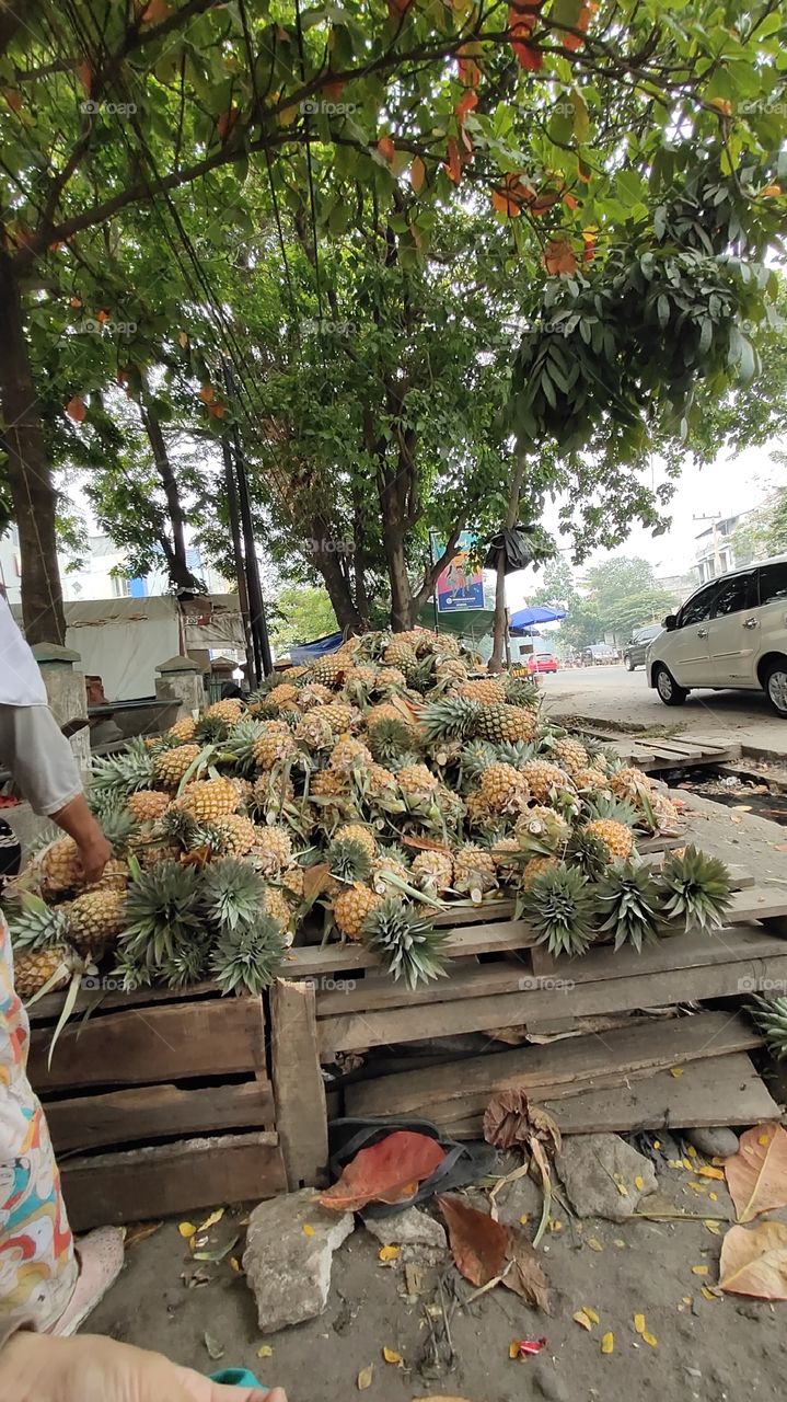 pineapple in market, tumpukan buah nanas di pasar
