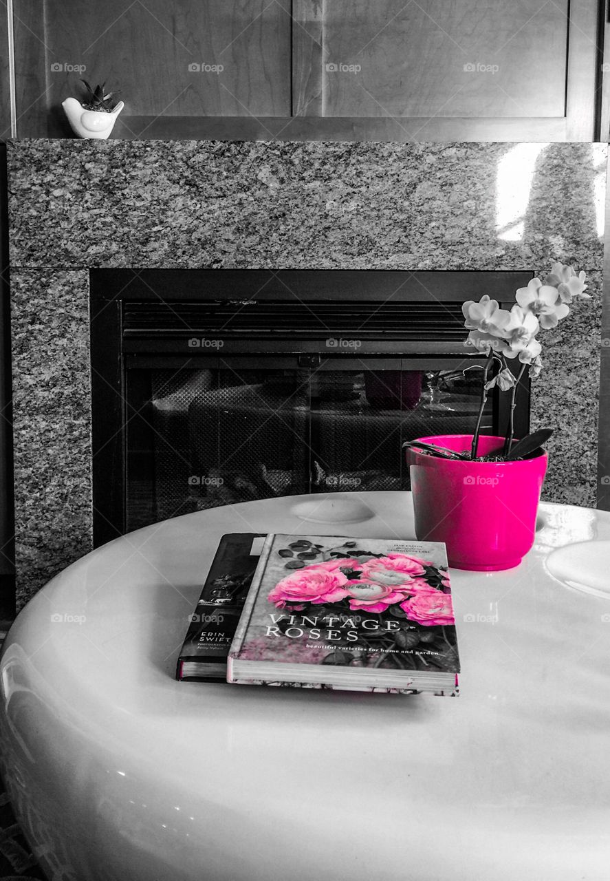 Modern decor in black and white with simple fuscia coloured accents.