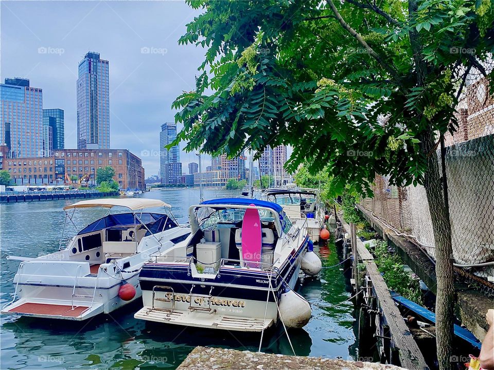 On a slightly overcast day „Newtown Creek“ by the „Pulaski Bridge“ in LIC, Queens is still bursting with color. Across the „East River“ to the left „Greenpoint“, Brooklyn can be seen. 2023. Hypnotic Productions