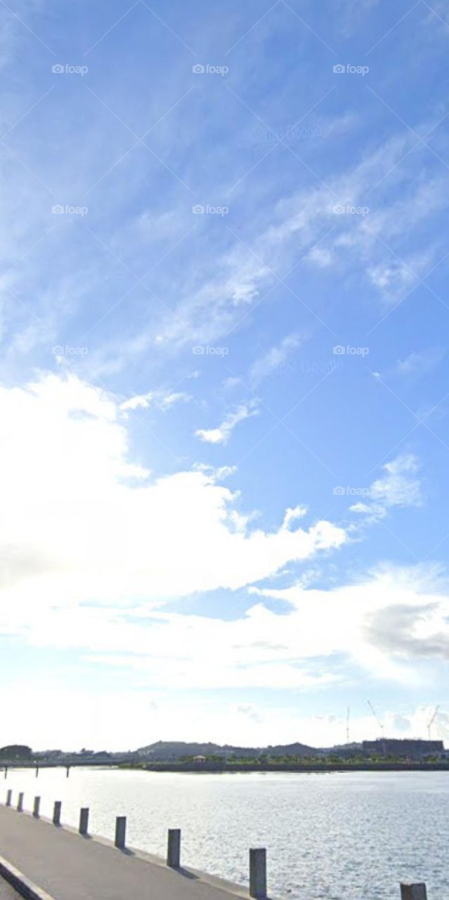 Chiếu rọi muôn nơi.