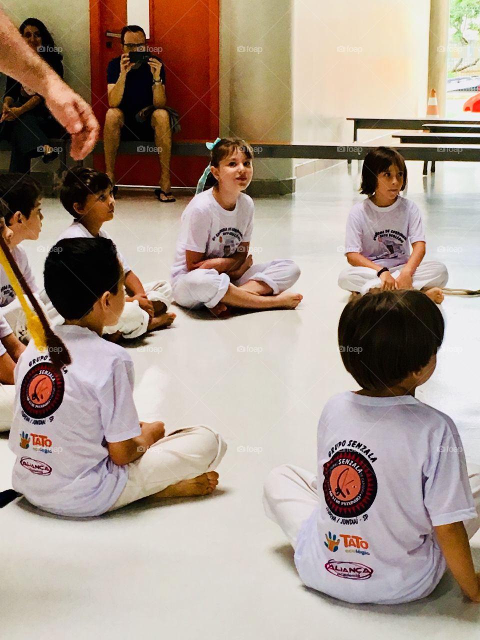 Aula de capoeira e alguém muito atenta!