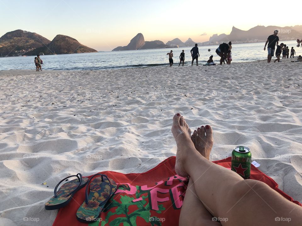 Praia me deixa muito feliz.