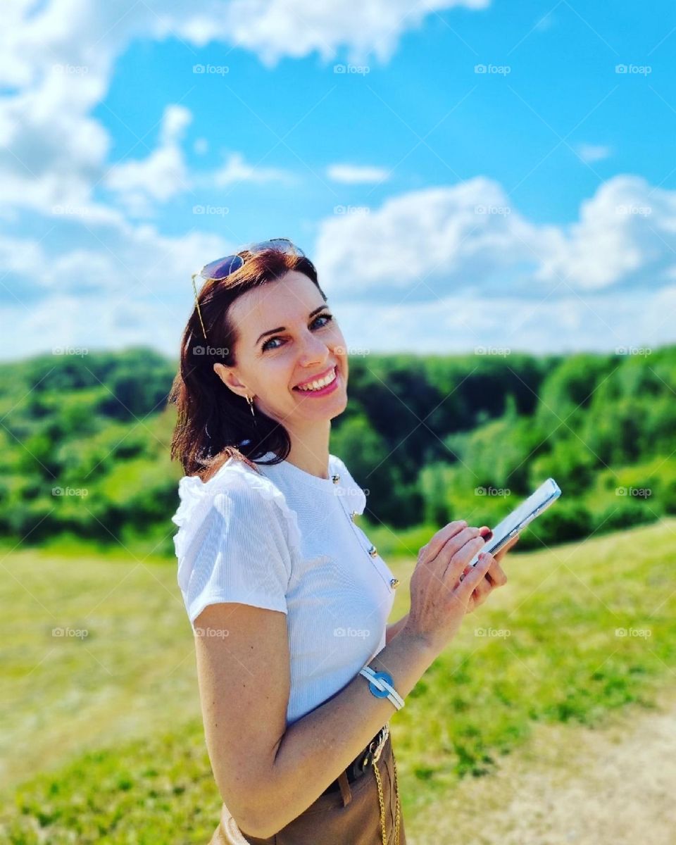 Moteris su telefonu