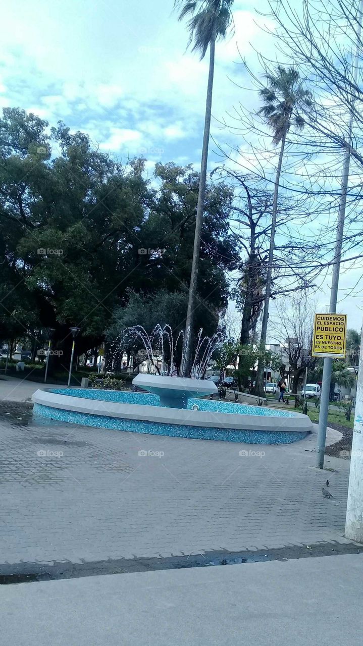 fuente de agua en una plaza de pueblo