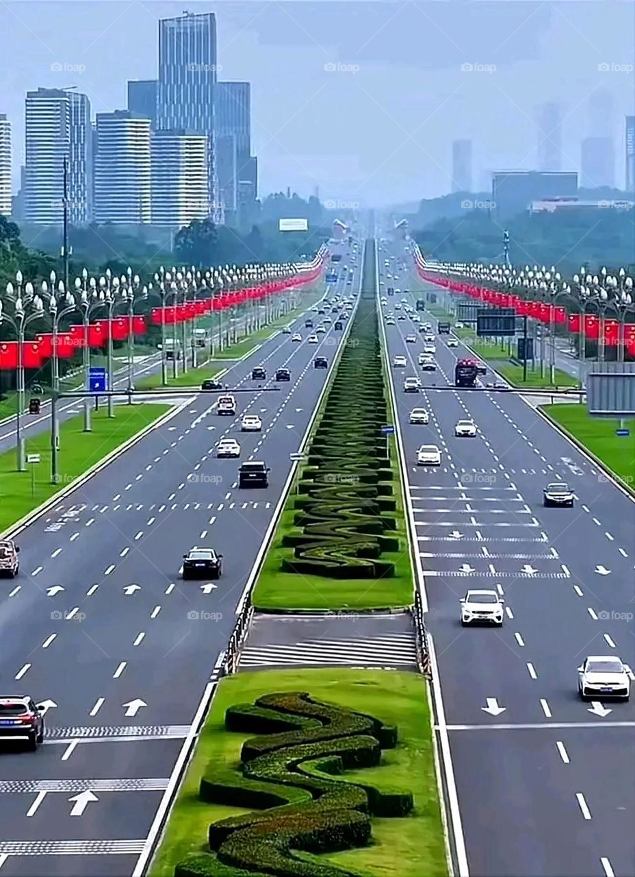 The image embodies a natural natural plate of the mountains of nature, where green agricultural stands are graded on the slopes as if they were lines of a poem, which fog harmoniously wrapped, and clouds hugged them in the mountain knife and the whis