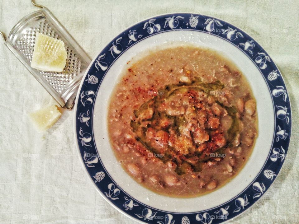 Zuppa di fagioli, olio d'oliva, peperoncino e pecorino.