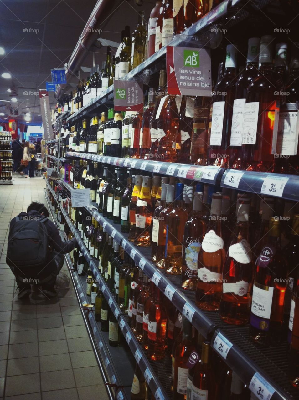 prateleira de vinhos