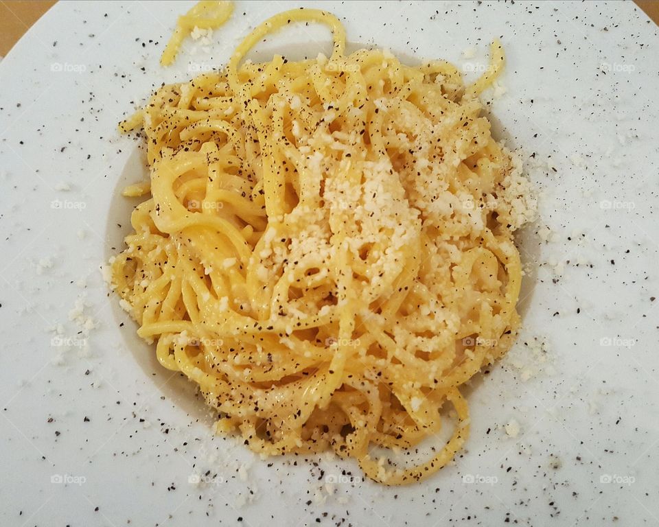 Close-up of spaghetti alla cacio e pepe