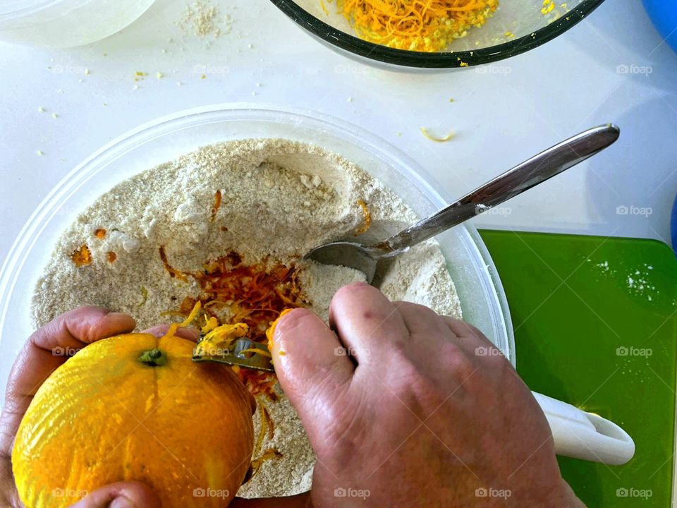 baking cakes zesting