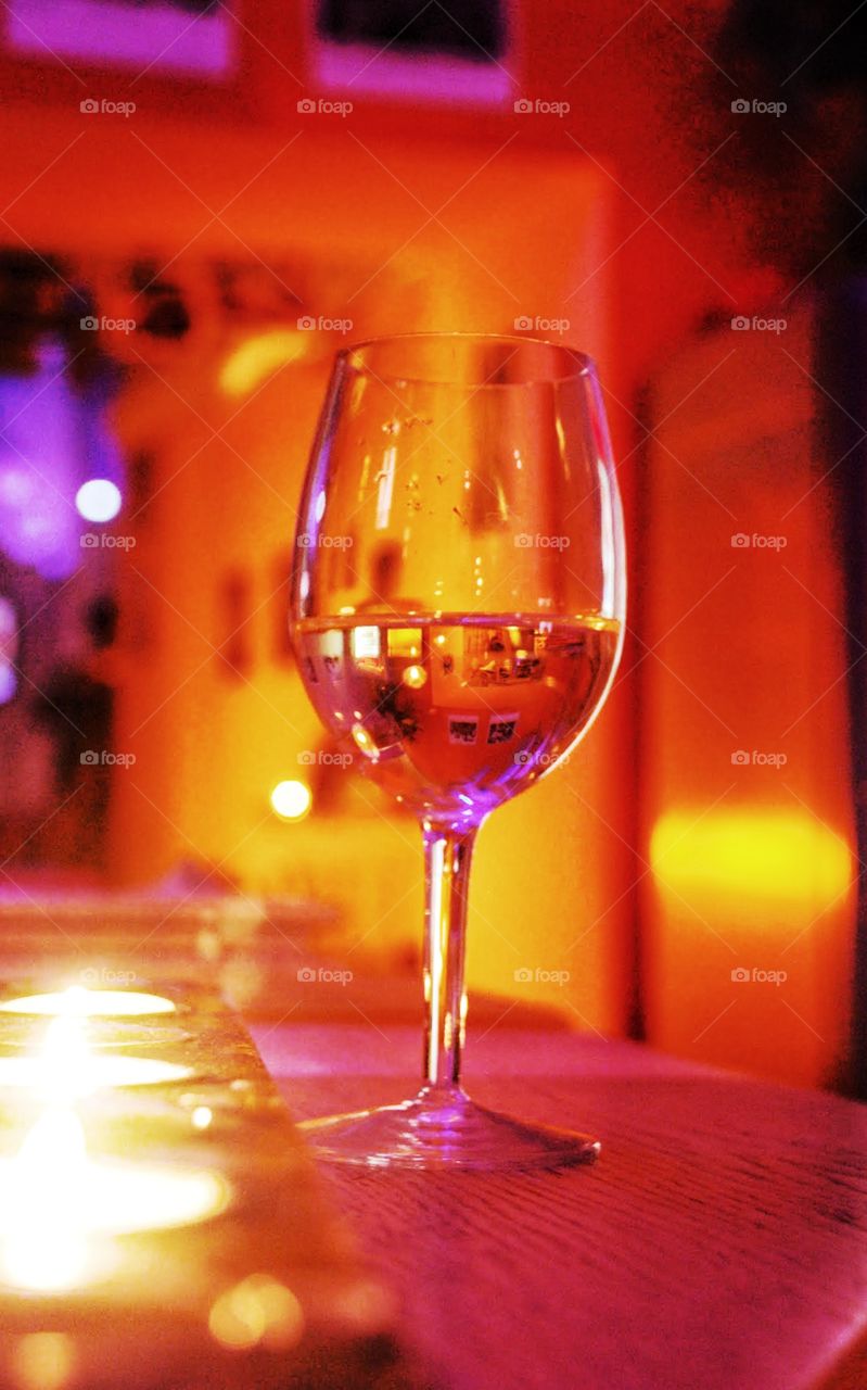 Vino. A glass of wine and tea lights