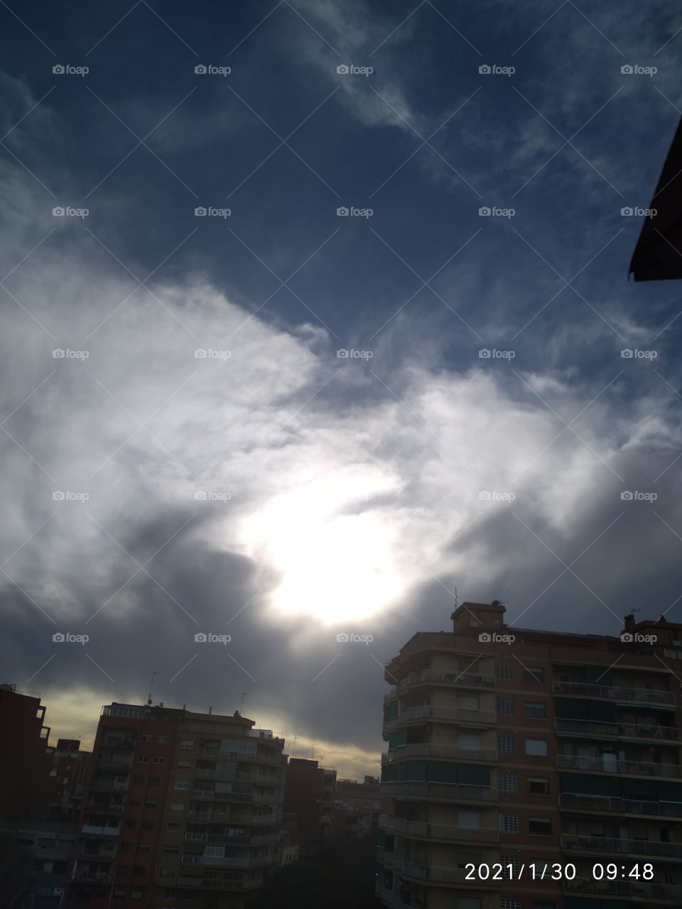 ese atardecer con ese sol escondido