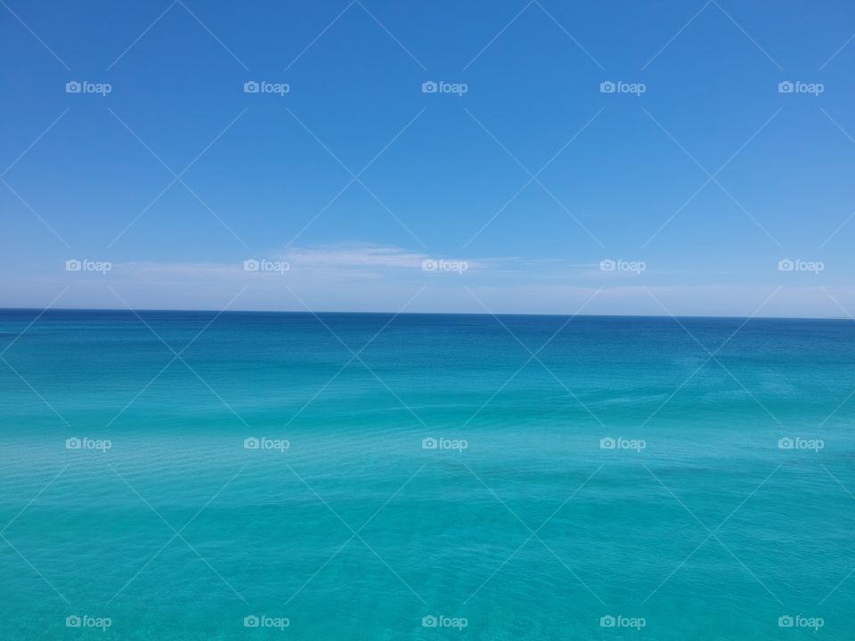 Paisagem aérea de Arraial do Cabo no Rio de Janeiro, Brasil. Lindo o azul do mar!