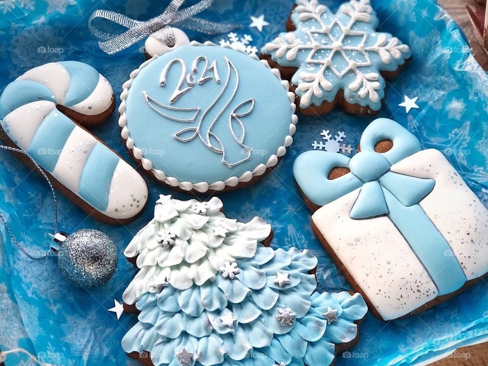 праздник к нам приходит