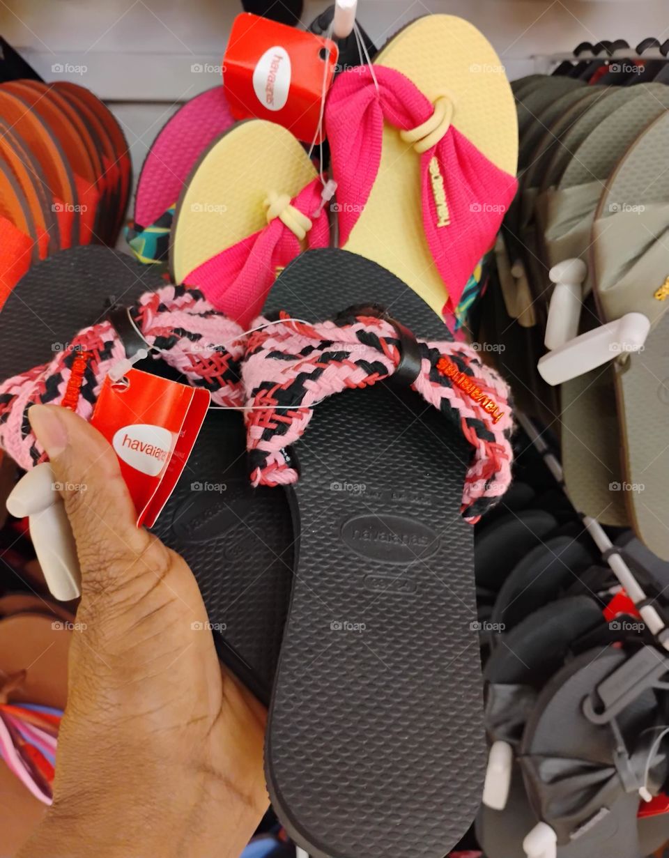 Chinelo Havaianas feminino, cores vibrantes, estampas alegres e confortáveis; é um mimo para os pés. Chinelo Havaianas, ideal para qualquer ocasião! Não escorrega, firme nos pés e no chão. Chinelo Havaianas