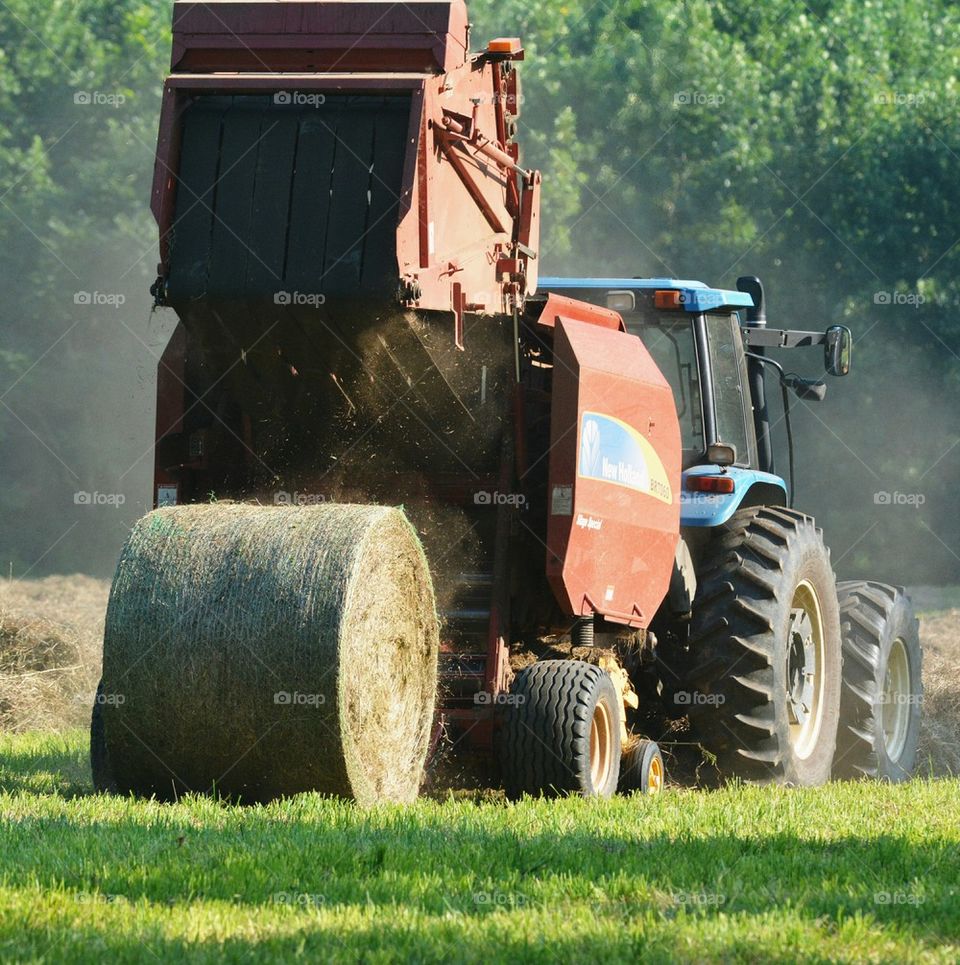 baling round bales of hay