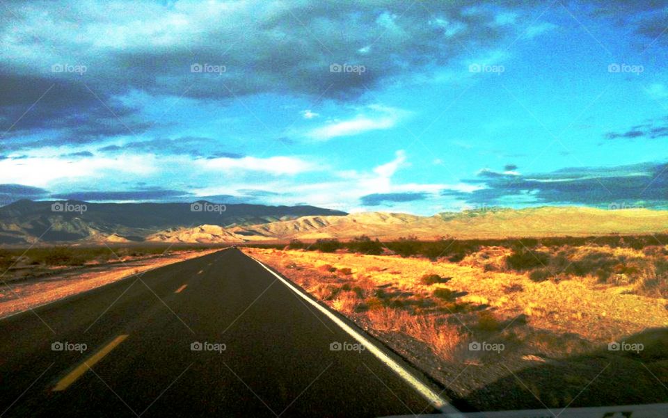 Straight desert highway to the horizon 