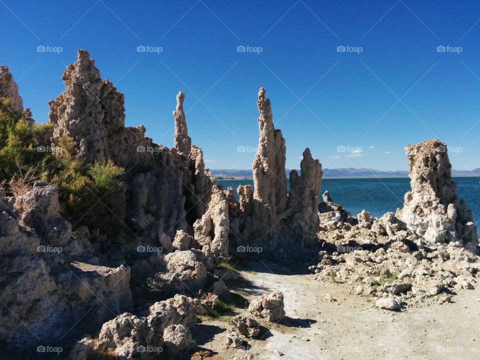mono lake in the hot summer