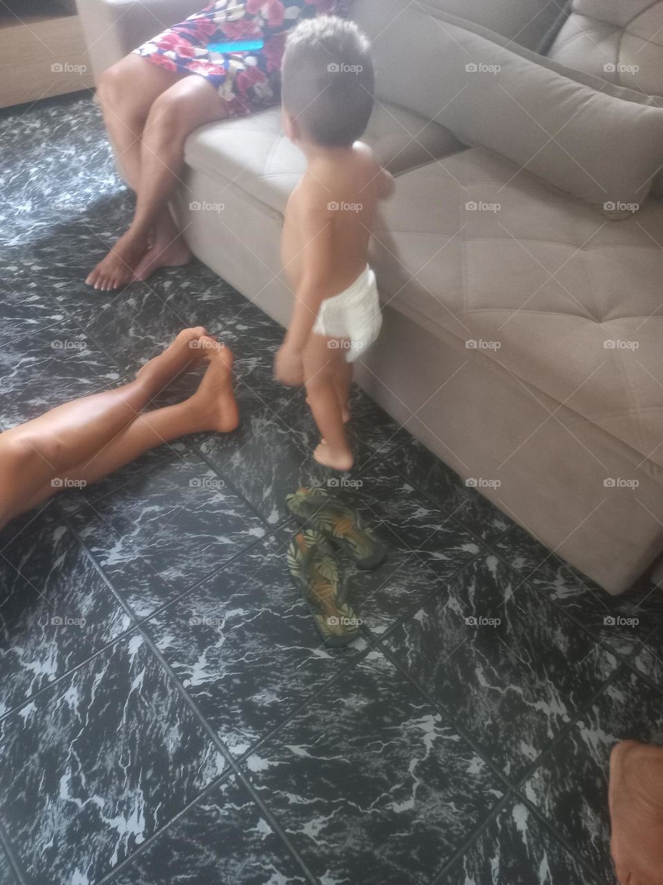 Pés saudáveis. Mantenha  uma boa higienização, optar por calçados confortáveis e, troque-os com frequência, use hidratantes, cuide das unhas, faça massagens constantes e talco  para diminuir  a umidade  nos pés