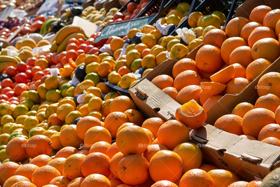 Elige una! . Puesto de fruta en el mercadillo de San Cugat