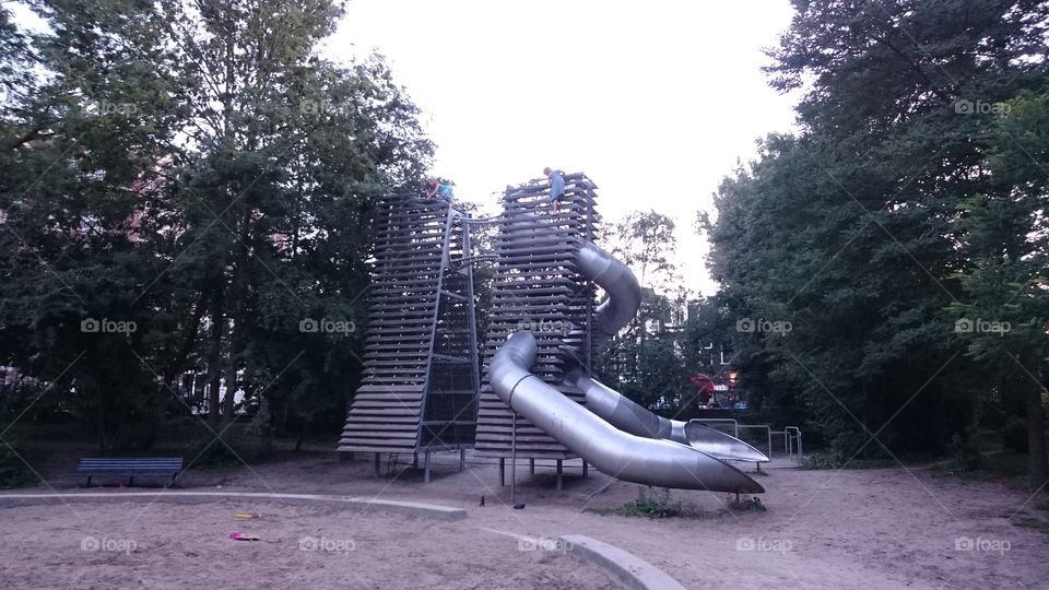 Two small and intrepid climbers in Vondelpark.