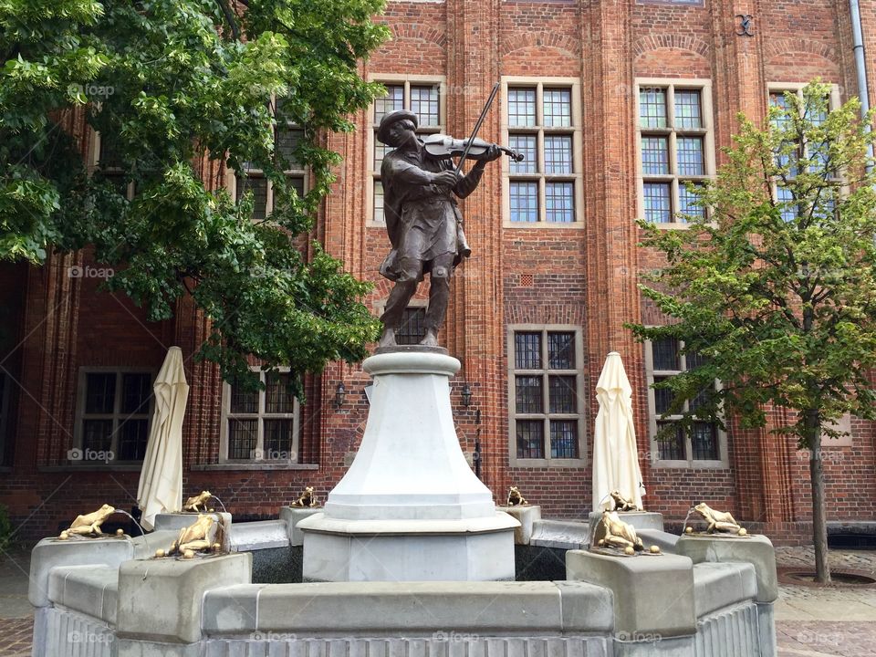 Statue of a violinist in Torun 