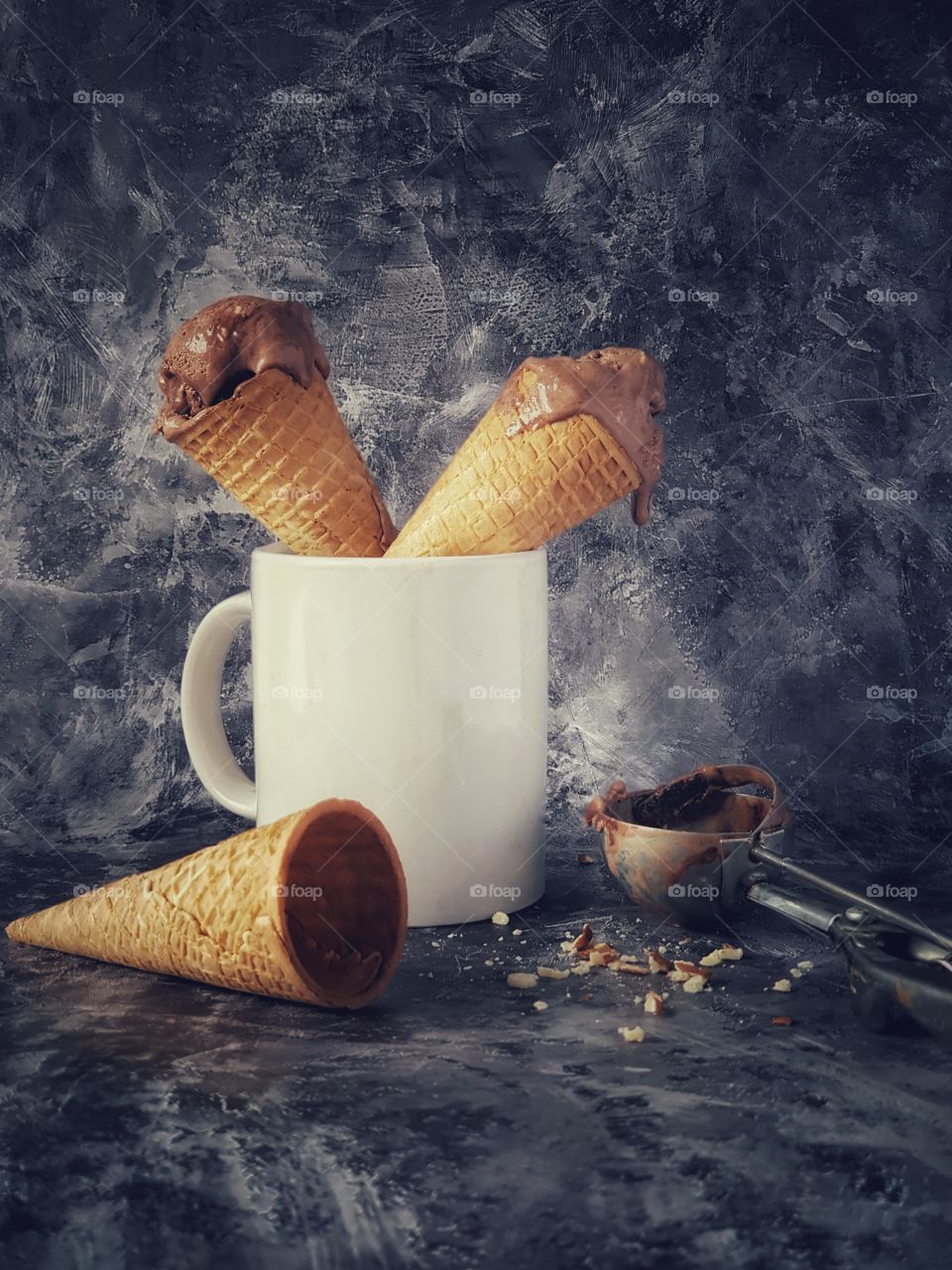 2 chocolate ice cream cones