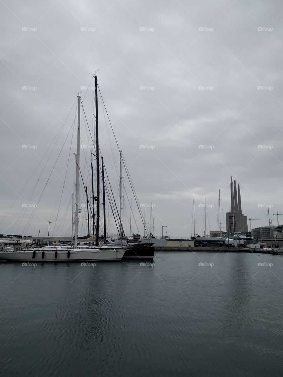 yate, 3 chimeneas y reflejos