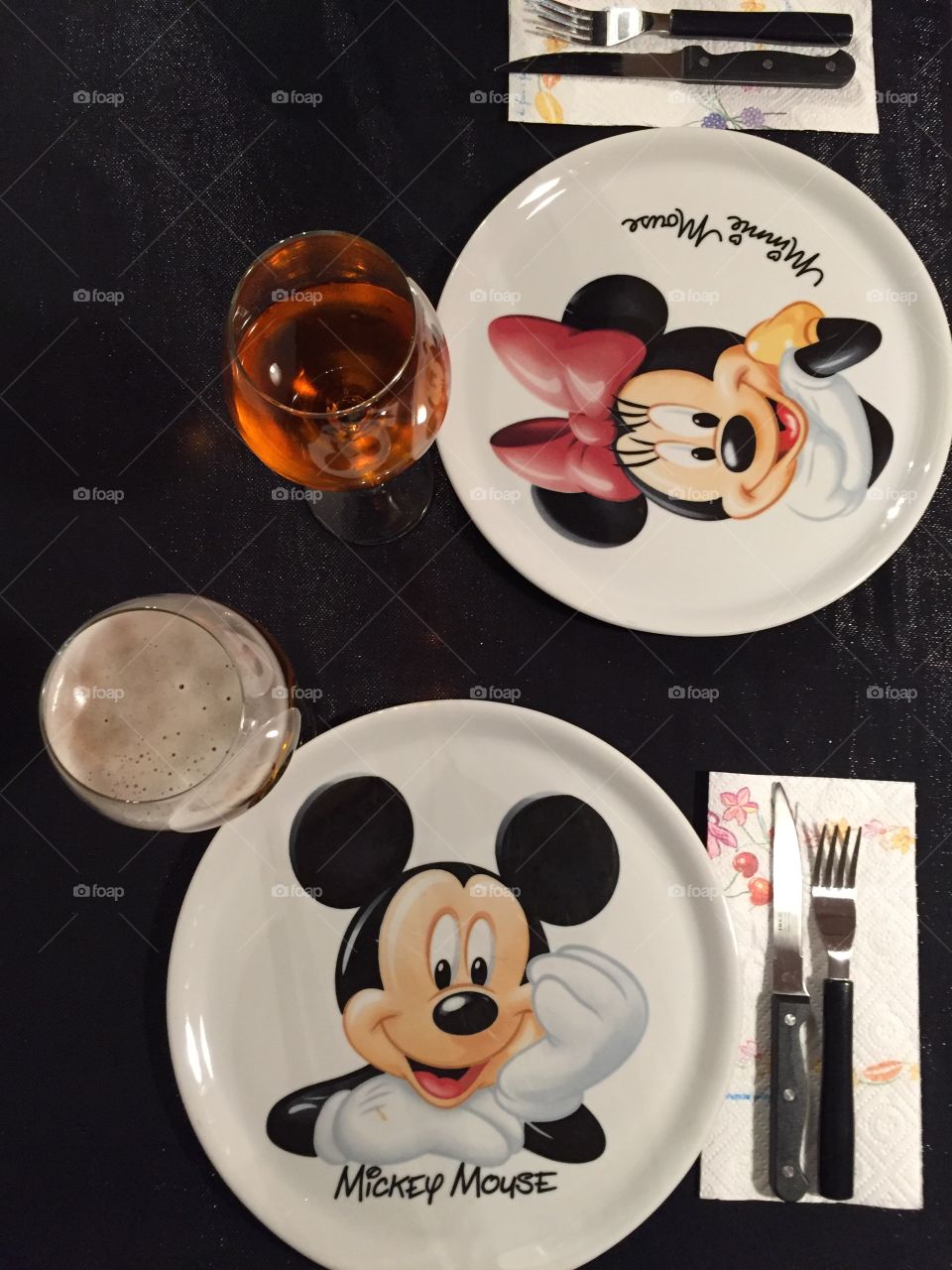 Micky mouse and Minnie painting on the pizza plates