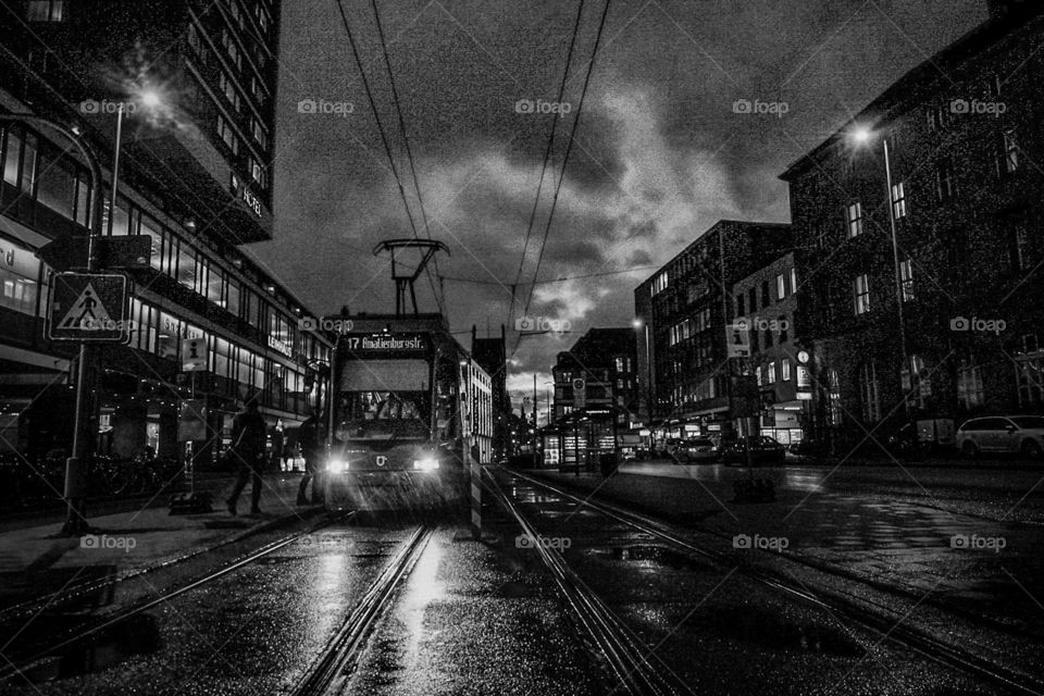 Tram Nacht Regen Stadt