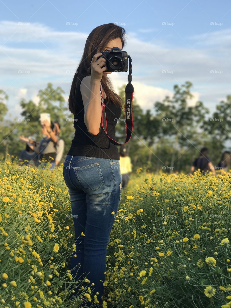 Women travel taking a photo 