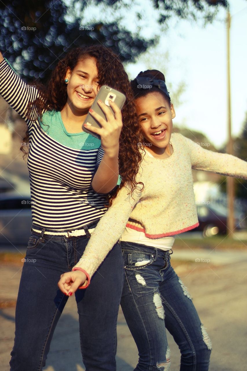 TWO EXCITED GIRLS ON WIFI