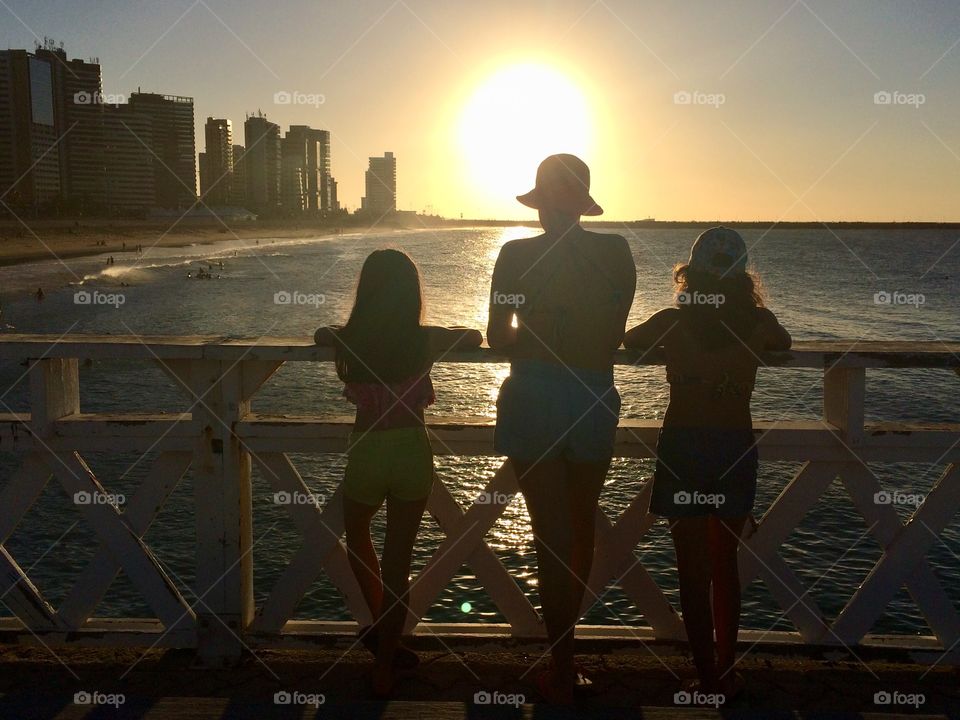 Três garotas ao pôr do sol 